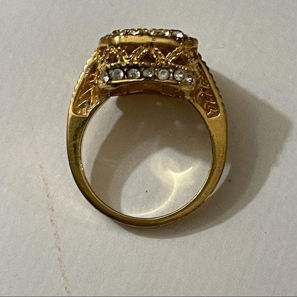 Elegant Gold Tone Faux Diamond Cocktail Ring Sz 7 - Picture 4 of 13